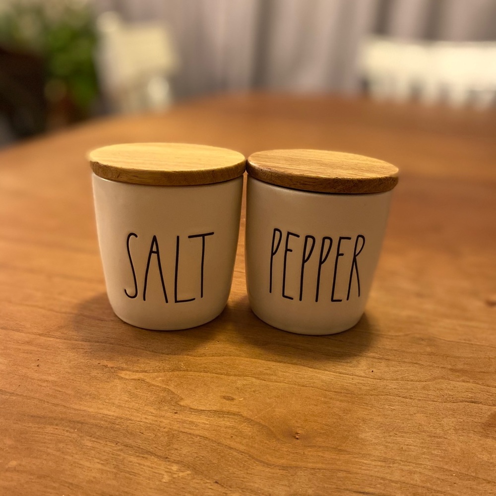 Rae Dunn salt & pepper cellars